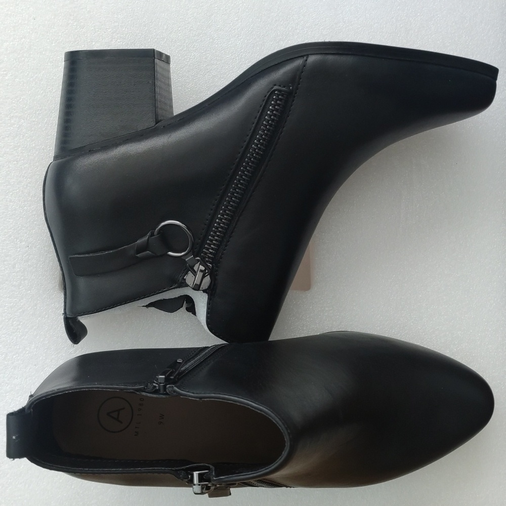 NWOT A MTL 1980 Ladies Leather Ankle boots, US 9W, Black